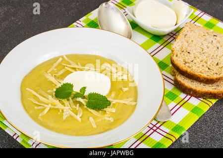 Purée de légumes avec du fromage mozzarella et Banque D'Images