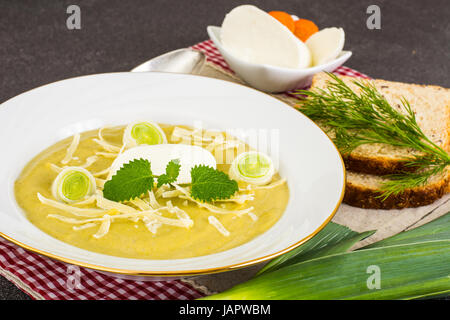 Purée de légumes avec du fromage mozzarella et Banque D'Images