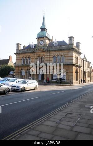 Mairie, Towcester, Northamptonshire, se dresse à l'angle de Watling Street et de la place du marché. Datant de 1865 Banque D'Images