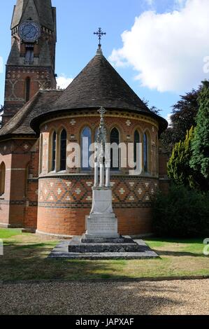 Monument aux Morts et Eglise St Peter, Ayot St Peter, Hertfordshire. Banque D'Images