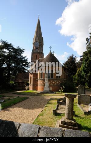 L'église Saint Pierre, Ayot St Peter, Hertfordshire, est construit de brique avec une abside, tour, et spire. Banque D'Images