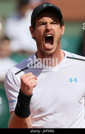 Andy Murray la Grande-Bretagne serre son poing après avoir marqué un point contre Kei Nishikori du Japon lors du match quart de leur tournoi de tennis français au stade Roland Garros, à Paris, France. Le mercredi, Juin 7, 2017. (AP Photo/David Vincent) Banque D'Images