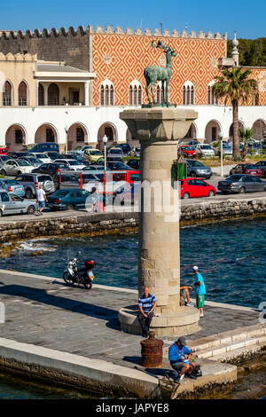 Une statue de cerf sur un socle à l'entrée du port de Mandraki, la ville de Rhodes, Rhodes, Grèce Banque D'Images