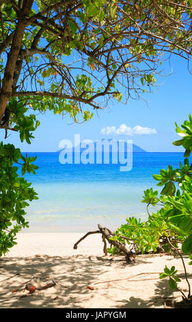 La plage de Beau Vallon, île de Mahé, République des Seychelles. Silhouette Island dans l'arrière-plan. Banque D'Images