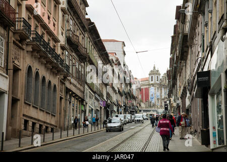 Rua 31 de Janeiro avec Igreja de Santo Ildefonso en haut - Porto Portugal Banque D'Images