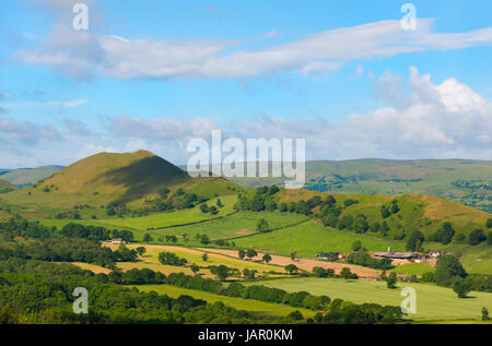 L'Lawley, avec le Long Mynd en arrière-plan, vu de Lodge Hill, Shropshire. Banque D'Images