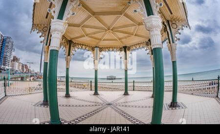 Fish eye view of the Victorian kiosque et les vestiges de l'Ouest détruit la jetée de Brighton et Hove (Royaume-Uni) Banque D'Images