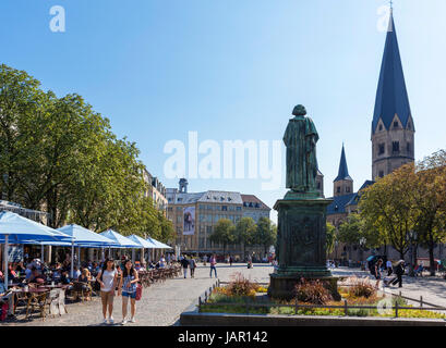 Bonn, Allemagne. Statue de Beethoven en face de Bonn Minster (Bonner MÃ¼nster) dans le centre-ville, MÃ¼nsterplatz, Bonn, Allemagne Banque D'Images