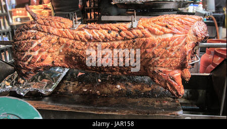 Porc entier cuit lentement sur un barbecue Banque D'Images