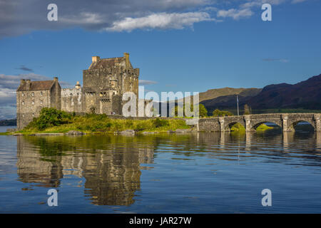 Le château d'Eilean Donan célèbre avec l'ancien pont. Kyle of Lochalsh, Highlands, Ecosse, Royaume-Uni Banque D'Images