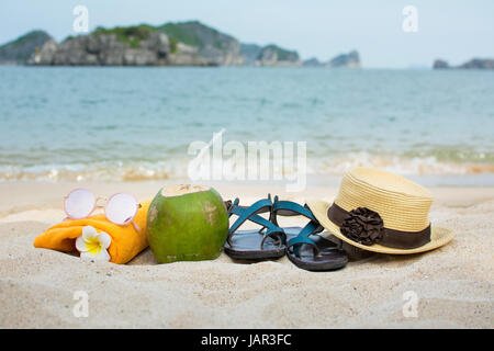 Accessoires d'été pour une belle journée à la plage Banque D'Images