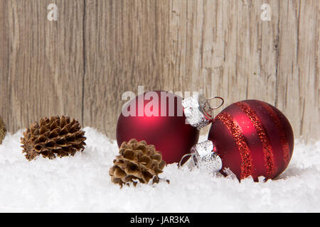 Weihnachten, Dekoration mit, Holzhintergrund Weihnachtskugeln und Schnee, pourriture Tannenzapfen Banque D'Images