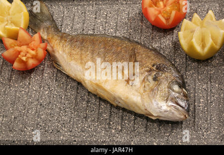 La brème de mer Poisson Grillé parfaitement foyer dans l'poêle antiadhésive du restaurant Banque D'Images