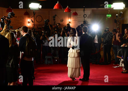 Sam Claflin et Laura Haddock assistant à la première mondiale de ma cousine Rachel a tenu à Picturehouse Cinema centrale dans Piccadilly, Londres. Banque D'Images