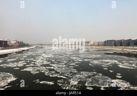 Les feuilles de glace flottent sur le Danube Banque D'Images