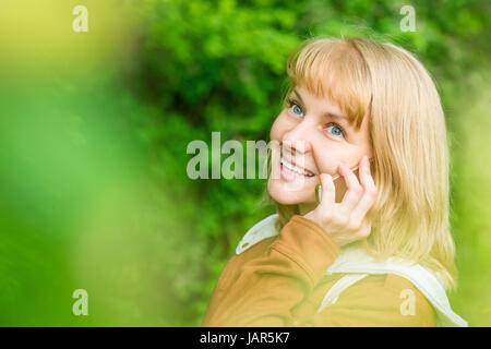 Portrait of attractive smiling caucasian woman with mobile, au printemps, à l'écart - close up. Beautiful Girl talking on cell phone. Banque D'Images