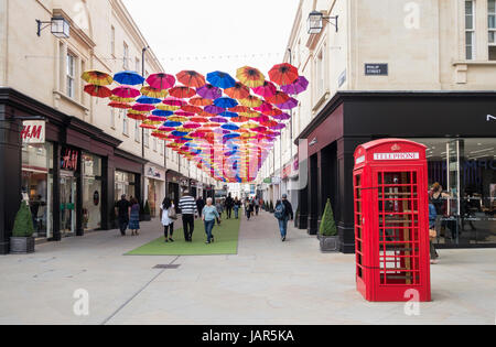 Parasols suspendus dans l'air au-dessus des acheteurs dans le centre commercial Southgate, Bath, Angleterre, Royaume-Uni Banque D'Images