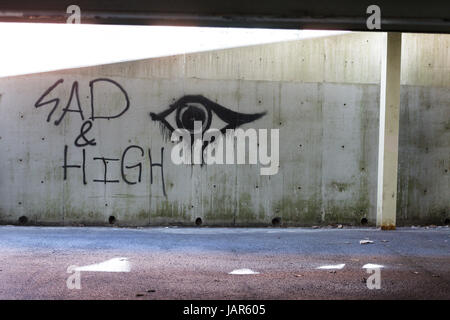 TROY, NEW YORK, Février 25, 2017 : des graffitis sur le mur d'un stationnement "ad et haute' peut être l'expression de la toxicomanie aux opiacés des USA. Banque D'Images