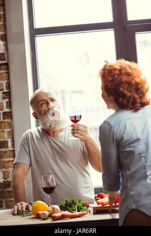 L'homme d'essayer le vin rouge Banque D'Images