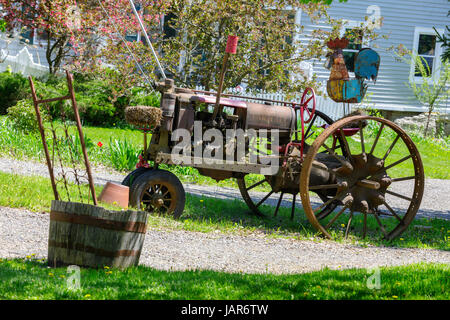 ROSEBOOM, OTSEGO COUNTY, NEW YORK - 17 MAI 2017 : Un tracteur est la pièce maîtresse d'une décoration de pelouse. Banque D'Images
