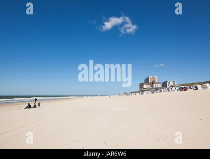 Berlin, Allemagne - le 8 mai 2017 : les personnes bénéficiant d'une journée de printemps ensoleillée à la plage de Westerland sur l'île de Sylt de la mer du Nord. Banque D'Images