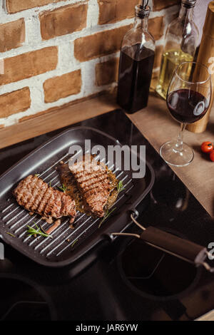 Les steaks grillés dans une poêle Banque D'Images