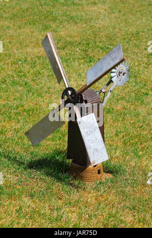 Un travail fait main moulin dans le jardin de la bouilloire, faits de terre cuite, métal, et quelques éléments de meccano, Banque D'Images