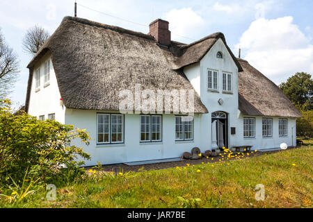 Sylt, Allemagne - 11 mai 2017 : maison au toit de chaume typique frison contenant le musée local de Sylt à Keitum village Banque D'Images