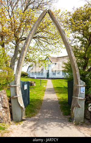 Sylt, Allemagne - 11 mai 2017 : l'entrée du musée local de Sylt à Keitum village, faite d'une mandibule de la baleine Banque D'Images