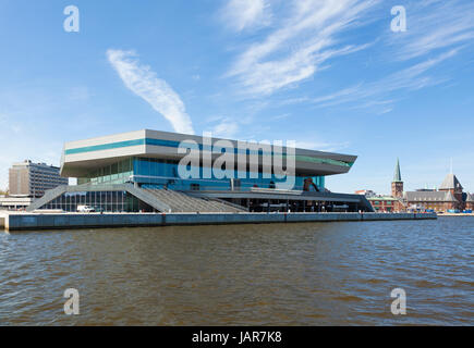 Aarhus, Danemark - 2 mai 2017 : Dokk1 bâtiment vu depuis le port. Dokk1 est une bibliothèque publique et de la culture centre. L'ancienne douane en arrière-plan. Banque D'Images
