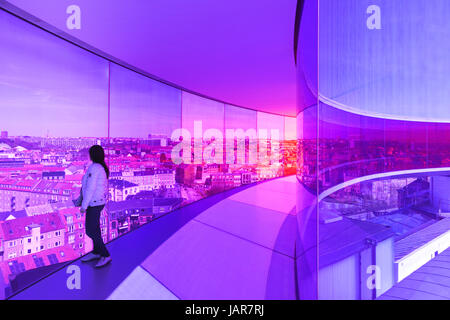 Aarhus, Danemark - 2 mai 2017 : young woman inside Olafur Eliassons installation sur haut de l'art museum, l'affichage sur la ville par teinté violet Banque D'Images