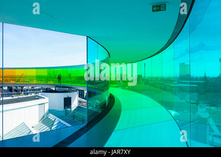 Aarhus, Danemark - 2 mai 2017 : les visiteurs à l'intérieur de l'installation par le danois islandais de l'artiste Olafur Eliasson sur haut de musée d'art aros Banque D'Images