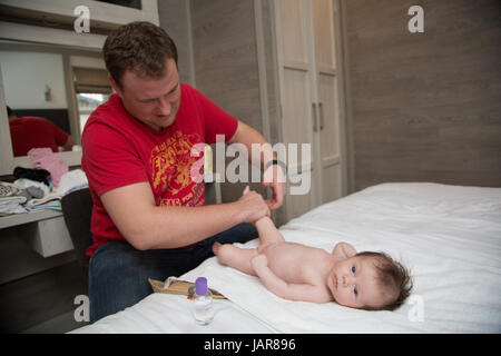 Massage de bébé Banque D'Images