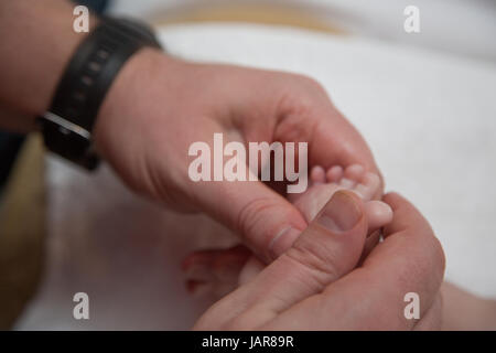 Massage de bébé Banque D'Images