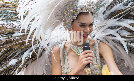 Show de drag locale à un complexe commercial du Mimosa à Na Jomtien Pattaya sud de la province de Chonburi en Thaïlande. Banque D'Images