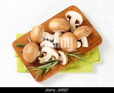 Faire revenir les champignons frais on cutting board Banque D'Images