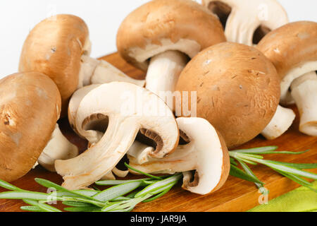 Champignons cremini frais on cutting board Banque D'Images