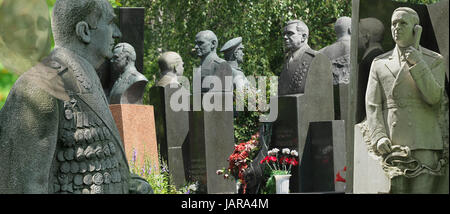 Cimetière novodievitchi au monastère et COUVENT DE NOVODIEVITCHI, composition photo de généraux soviétiques et le 'ghost' Stalina, de gauche, Moscou, RU Banque D'Images