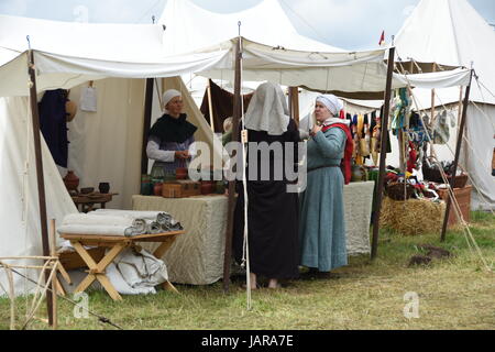 La mise en scène de la bataille de Grunwald médiévale dans laquelle les chevaliers teutoniques se sont battus contre les chevaliers polonais et lituaniens. Banque D'Images