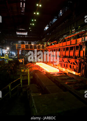 Acier à chaud sur les tapis à l'intérieur de l'usine Banque D'Images