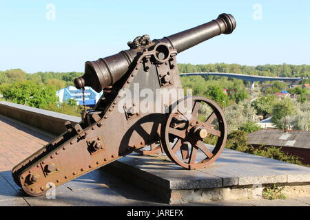 Old cannon debout dans Central Park de Tchernigov Banque D'Images