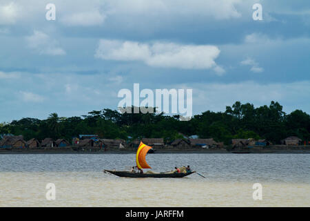 Bateau de pêche sur la rivière Pasur. Bagerhat, Bangladesh Banque D'Images