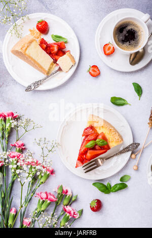 Mise à plat avec gâteau au fromage aux fraises Banque D'Images