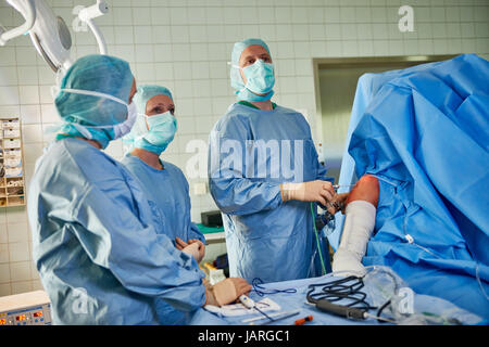 Équipe de chirurgiens et d'infirmières d'effectuer la chirurgie mini-invasive laparoscopique Banque D'Images