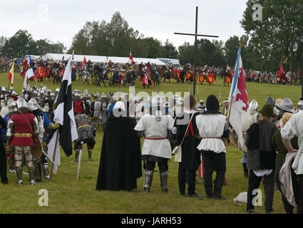 Bataille de Grunwald. Choc des chevaliers teutoniques, polonaise et lituanienne - Teutonic moine avec une croix sur le champ de bataille. Banque D'Images