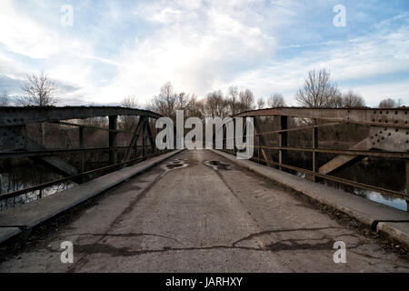 Brücke über die am Heubrückenweg Bachtelsee Wertach beim, Biessenhofen Bayern, Deutschland,. Pont près de Bissenhofen, Bavière, Allemagne. Banque D'Images