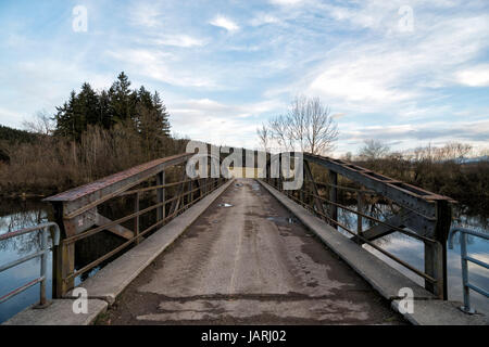 Brücke über die am Heubrückenweg Bachtelsee Wertach beim, Biessenhofen Bayern, Deutschland,. Pont près de Bissenhofen, Bavière, Allemagne. Banque D'Images