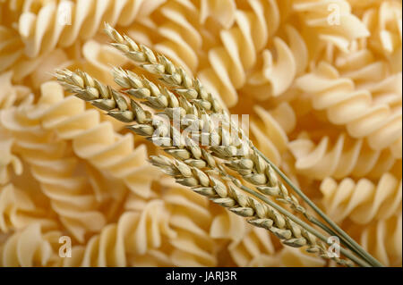 Les épis de blé bunch close up sur fusilli non cuites Banque D'Images