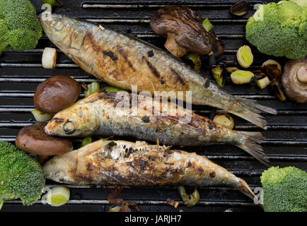 Sardines grillées avec brocoli et champignons shiitake Banque D'Images