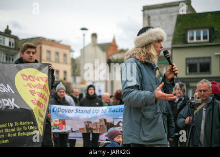 Plusieurs personnes ont été blessées et trois personnes arrêtées le jour après l'extrême droite et anti-fasciste manifestants ont affronté lors de manifestations opposées à Dover Banque D'Images